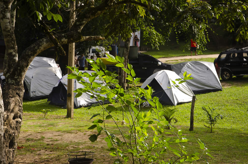 Nosso Camping contém: Banheiros com água quente, pia e espelho, temos área coberta para acampamento e grande área descoberta, ambas com pontos de energia.